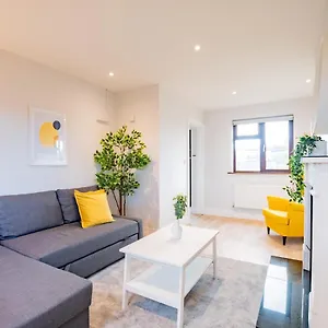  Holiday home Centre House With Parking