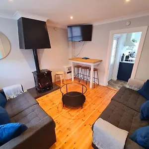  Holiday home Stylish 3 Bedroom House